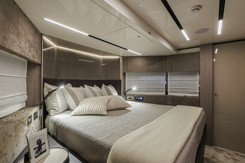 The VIP cabin view, from the entrance, is hide by a wall with the TV: this solution guarantees total privacy, just like on larger yachts